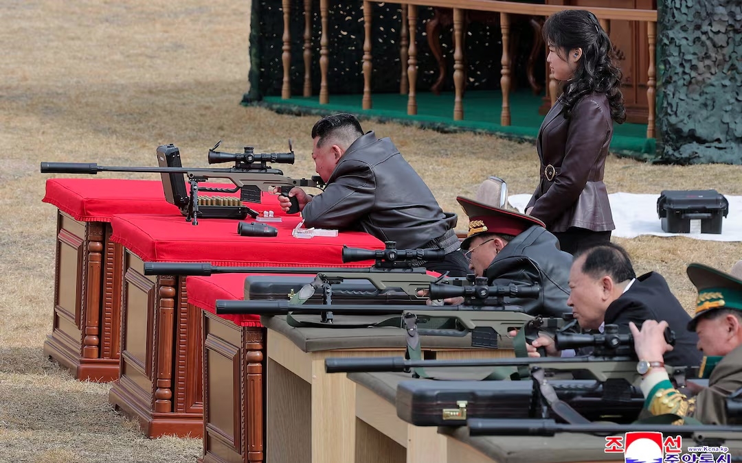 Kim Jong Un thu sung ban tia Trieu Tien, sung Trieu Tien, vu khi Trieu Tien, con gai Kim Ju Ae 2-2026 -kcna, reu.jpg