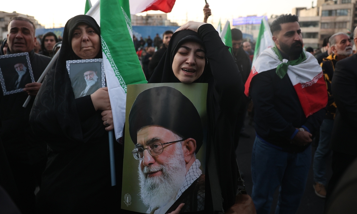 Người dân Iran cầm ảnh của Lãnh tụ tối cao Ali Khamenei ở Tehran ngày 1.3. Ảnh VCG.jpeg