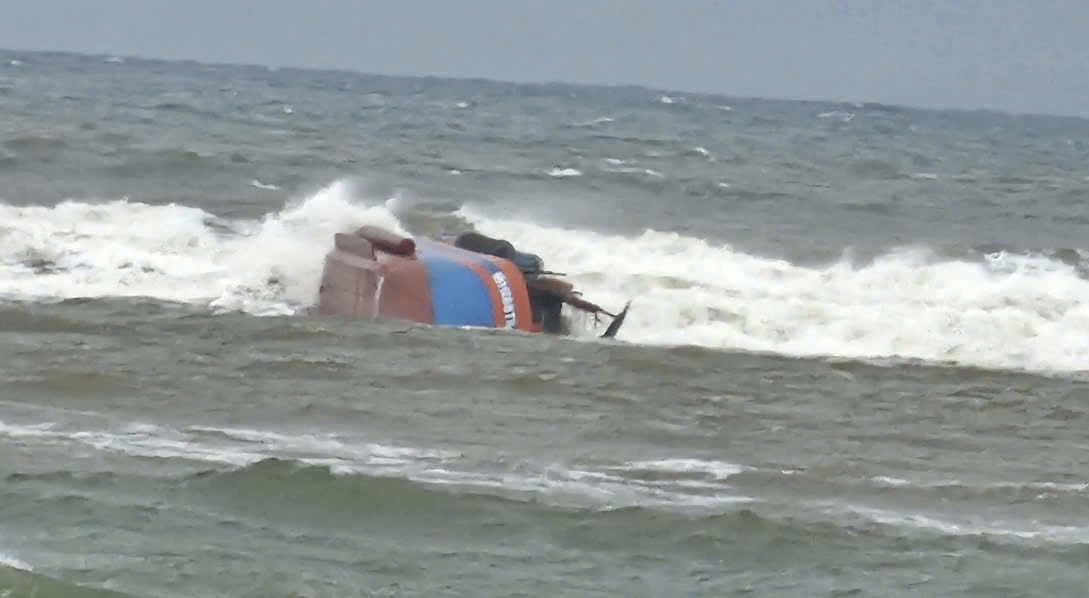 Tàu cá bị sóng đánh chìm tại cửa biển Nhật Lệ.jpg