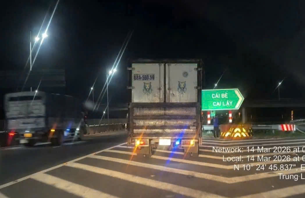 Tài xế xe tải dừng đậu xe sai làn đường trên đường cao tốc bị xử lý.jpg