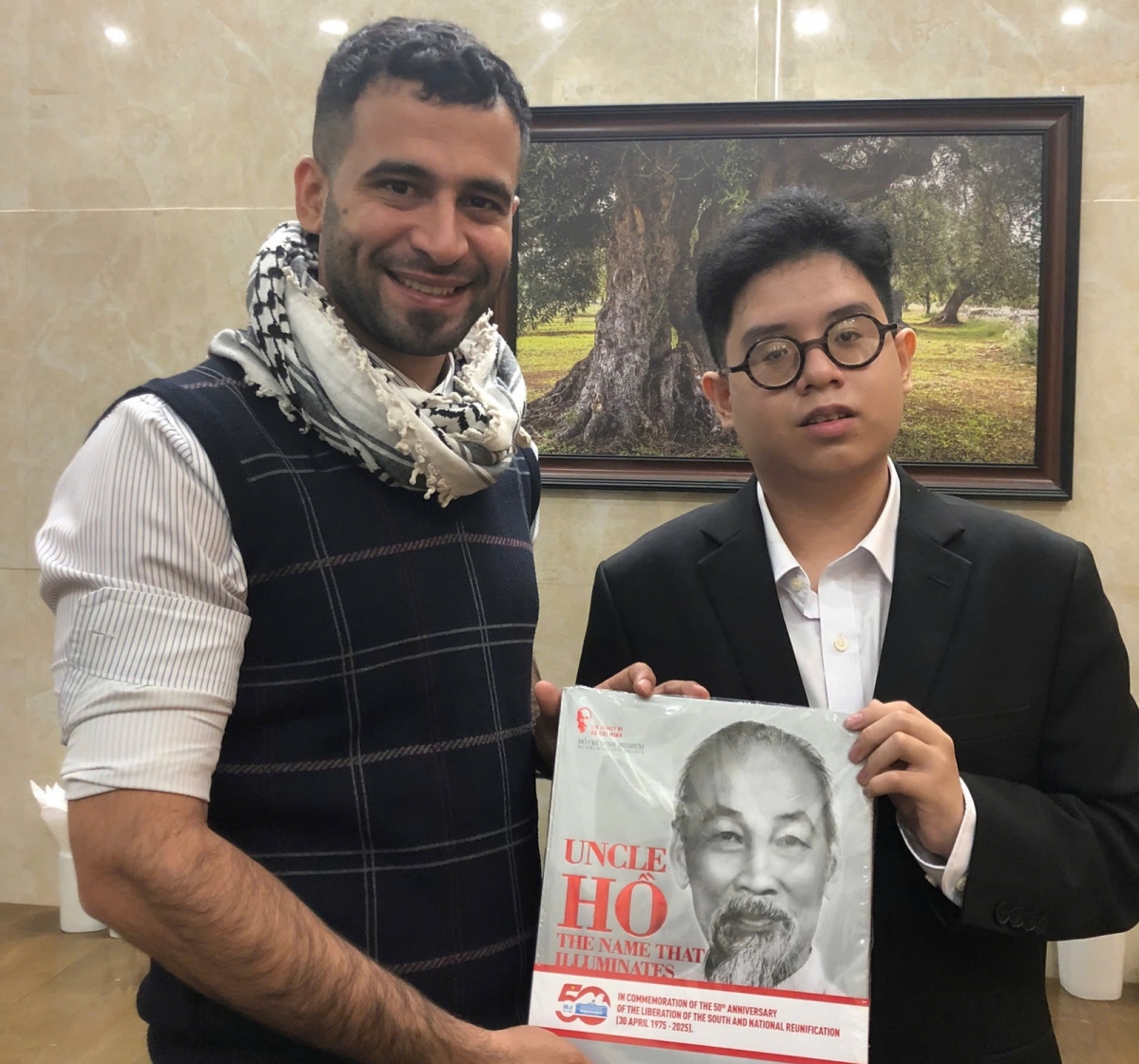 Thai Duy Anh va youtuber Palestine Saleem Hammad, sach ve Bac Ho -thai duy anh.jpg