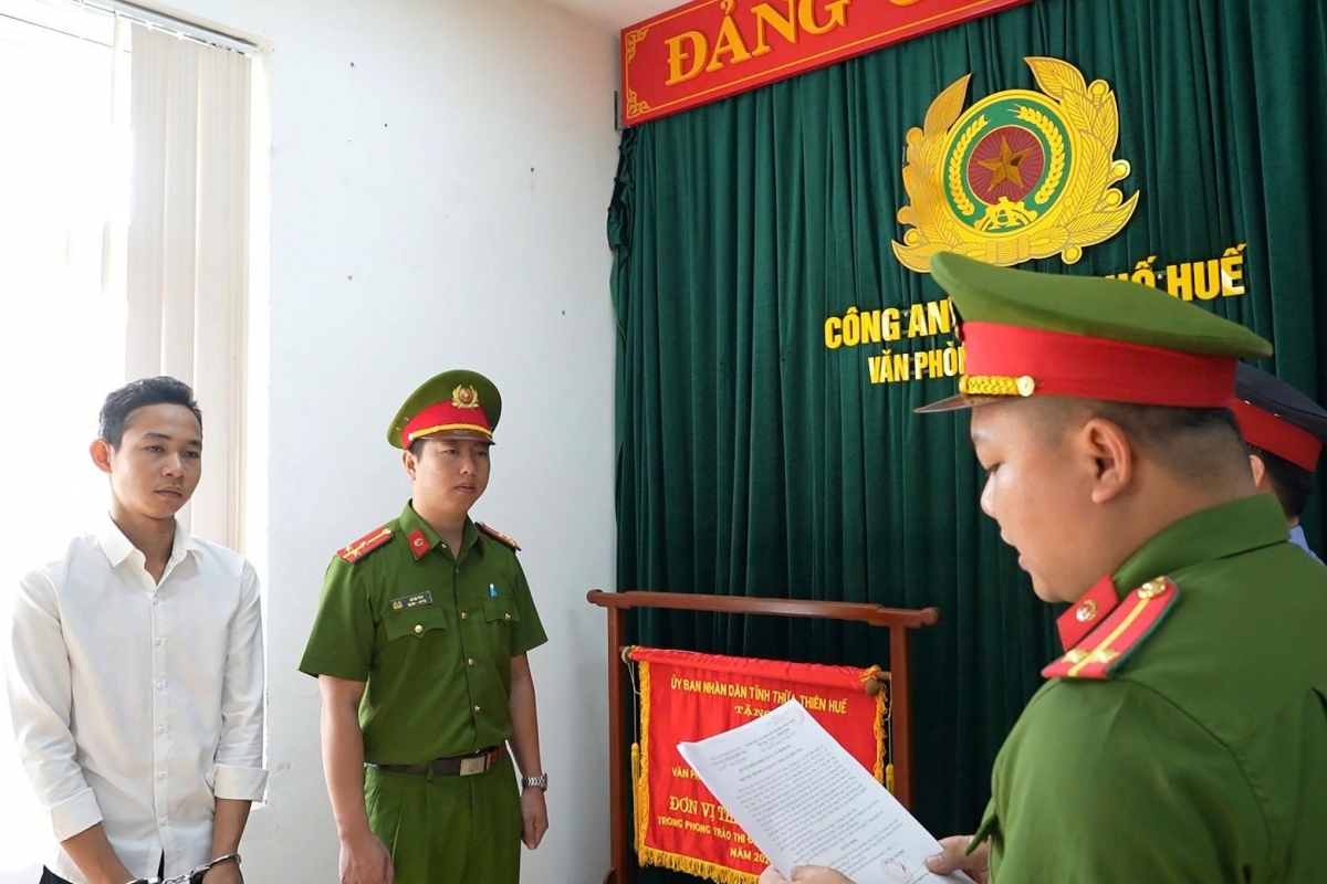 Văn phòng cơ quan cảnh sát điều tra đọc lệnh khỏi tố vụ án, khởi tố bị can bắt tạm giam đối với Nguyễn Kim Tuấn.jpg