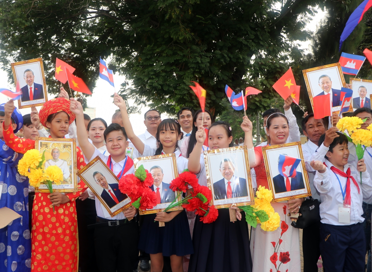 VOV Cộng đồng bà con Việt kiều vui mừng chào đón TBT Tô Lâm sang thăm và làm việc tại Campuchia.jpg