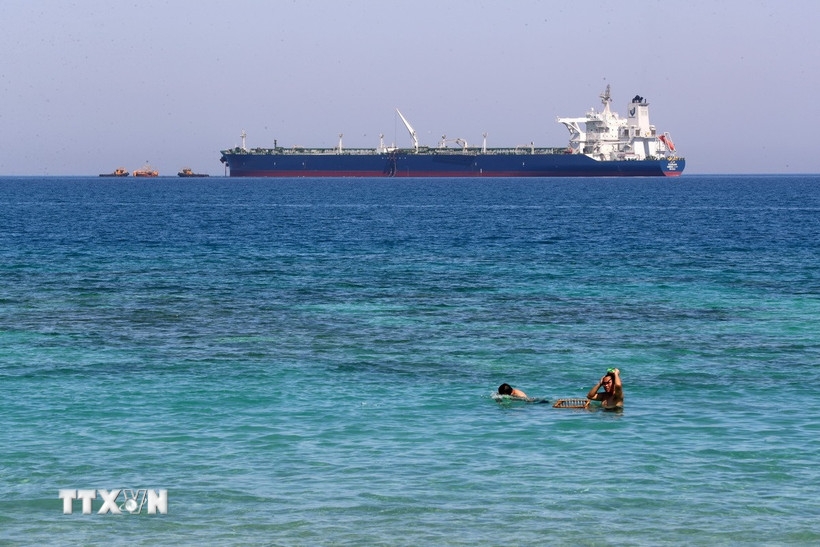 Một con tàu di chuyển qua Vịnh Suez, Ai Cập (Ảnh: THX/TTXVN)