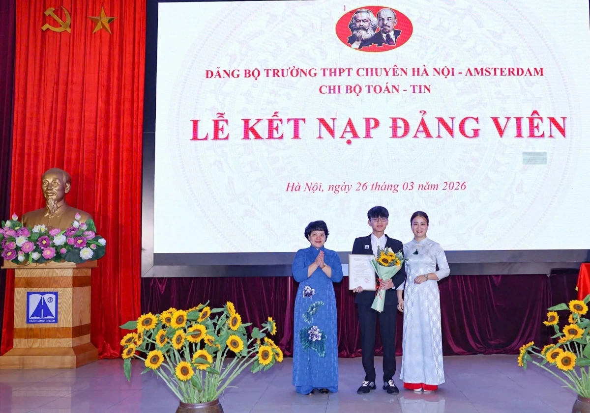 Bí thư Đảng ủy, Hiệu trưởng Trường THPT chuyên Hà Nội - Amsterdam Trần Thùy Dương trao quyết định kết nạp Đảng cho học sinh Trần Đức Anh