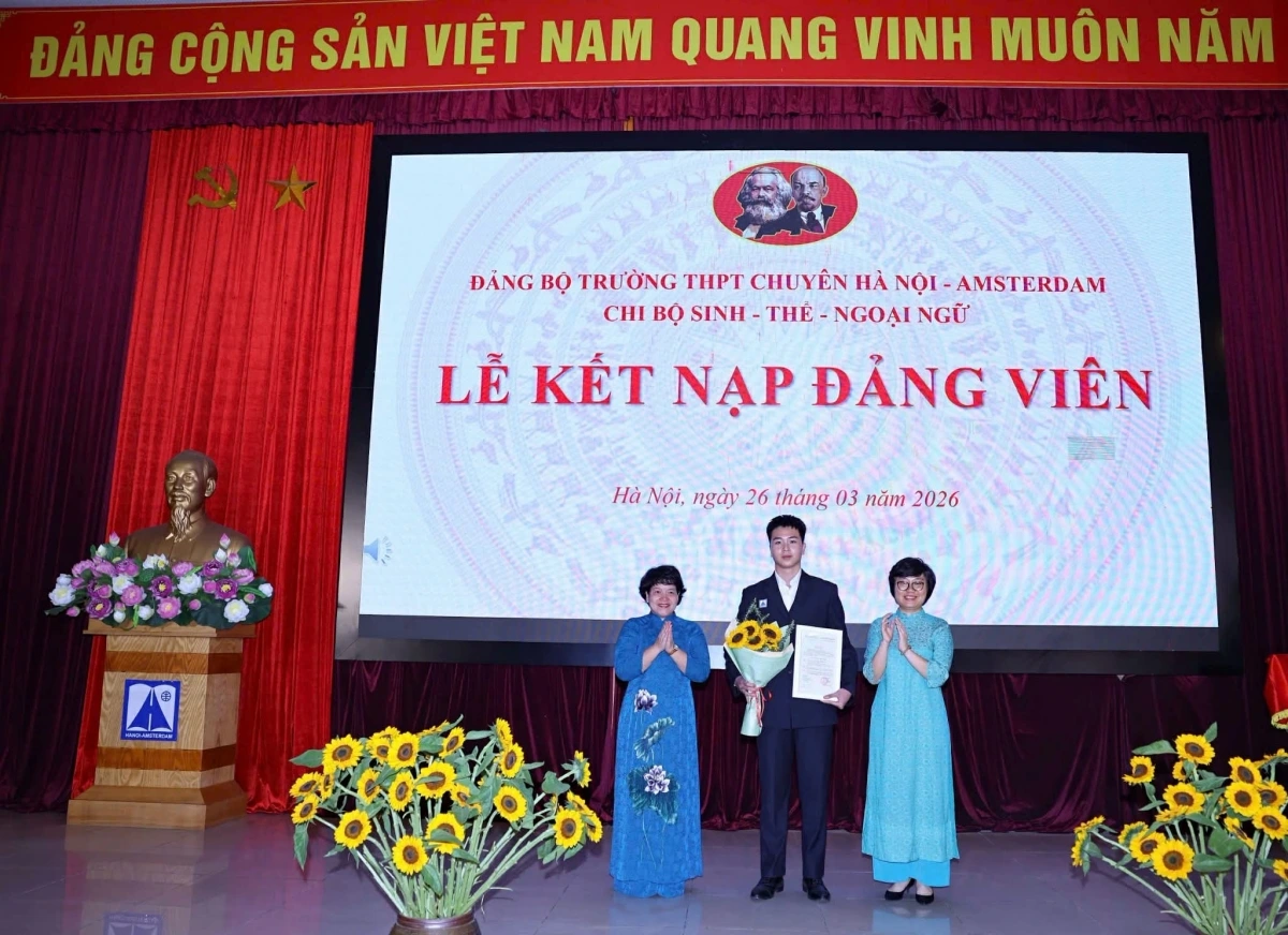 Em Nguyễn Tuấn Minh vinh dự nhận quyết định kết nạp Đảng
