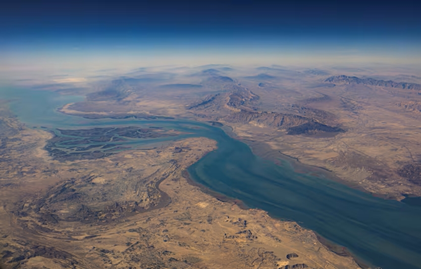 Ảnh chụp từ trên không bờ biển Iran và đảo Qeshm ở eo biển Hormuz. Ảnh: Reuters