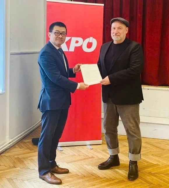 Đại sứ Vũ Lê Thái Hoàng gặp và trao Thư cảm ơn của Ban chấp hành Trung ương Đảng Cộng sản Việt Nam tới tay đồng chí Günther Hopfgartner, Chủ tịch Trung ương Đảng Cộng sản Áo (KPÖ)