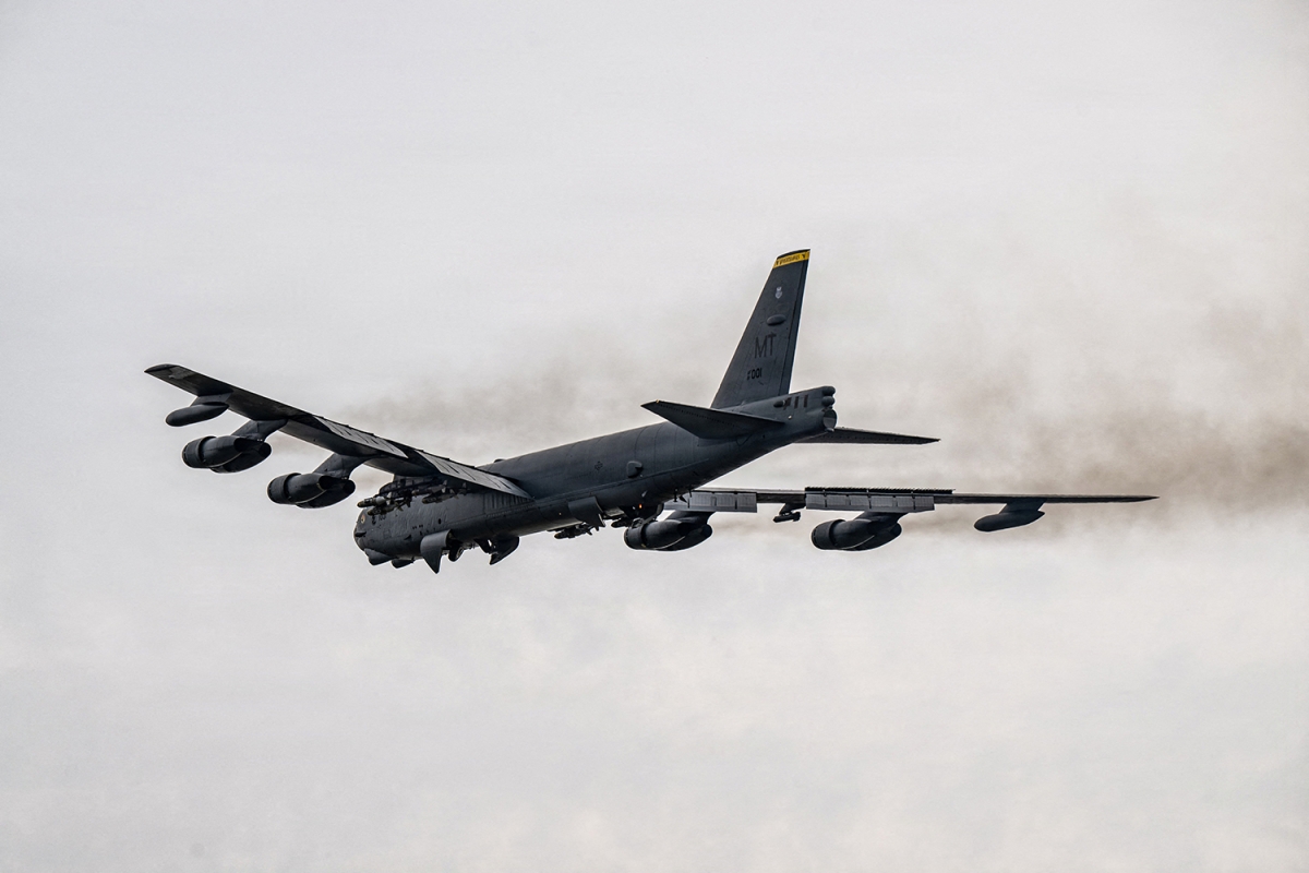 Máy bay B-52 Stratofortress của Mỹ cất cánh thực hiện nhiệm vụ hỗ trợ chiến dịch Epic Fury nhằm vào Iran, từ một địa điểm không được tiết lộ, ngày 22/3/2026. Ảnh: Không quân Mỹ/Reuters