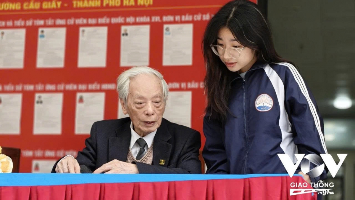 Cử tri Trần Bá Lạn (96 tuổi, trú tại khu dân cư số 9, Dịch Vọng Hậu, phường Cầu Giấy, Hà Nội) có mặt tại khu vực bầu cử Học viện Báo chí và Tuyên truyền