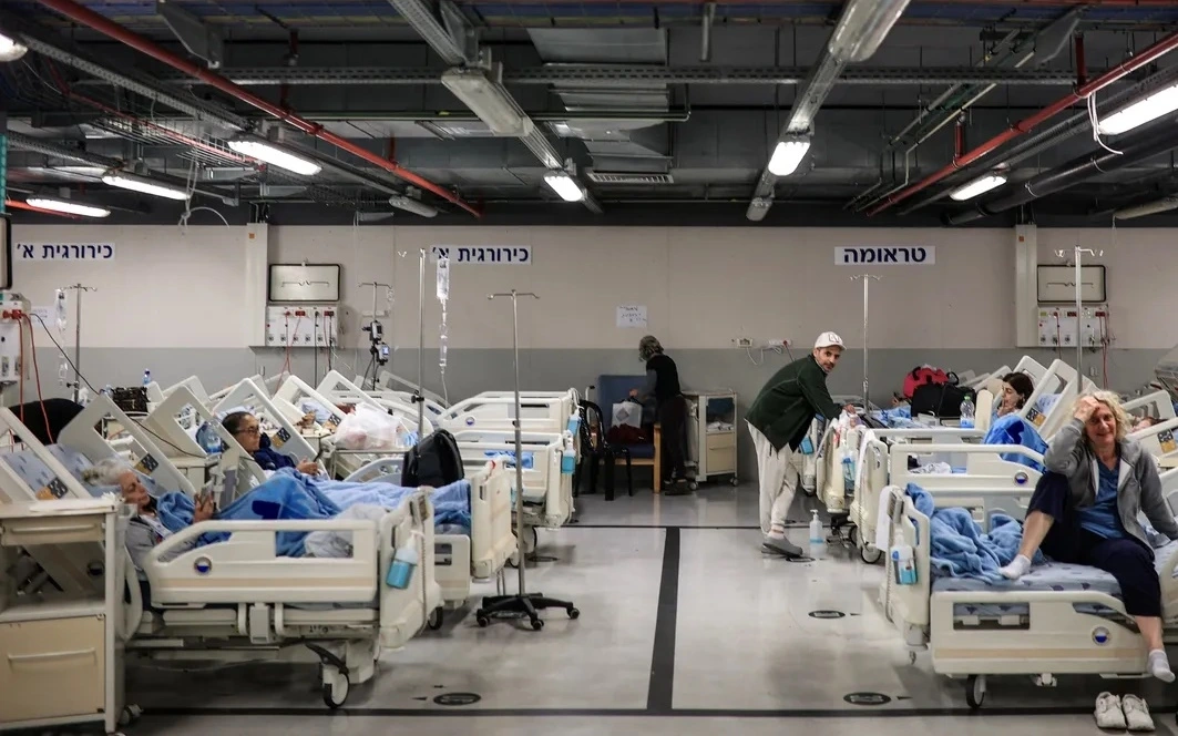 benh vien Israel duoi long dat, dieu tri benh nhan Israel o tang ham gui xe, tru an bom dan -reu.jpg