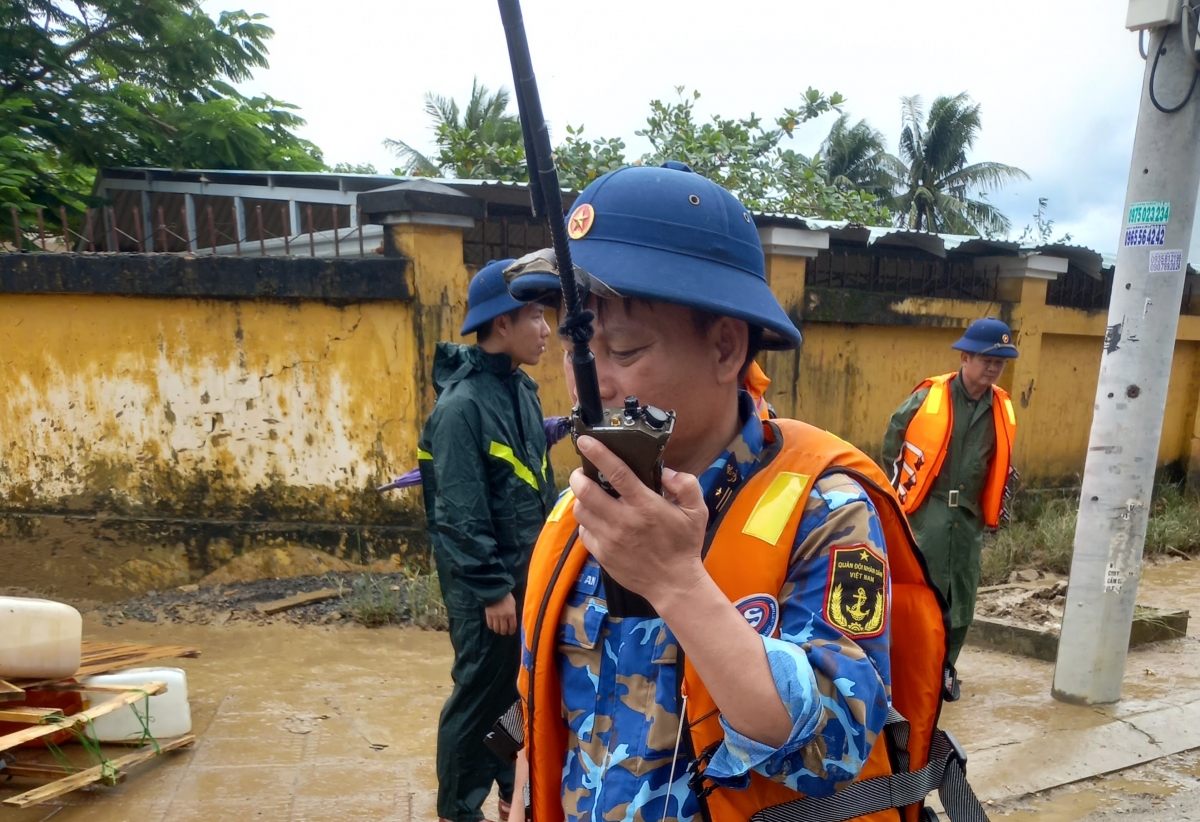 Bộ đội Vùng 4 Hải quân sử dụng thiết bị liên lạc chuyên dùng để điều hành cứu nạn