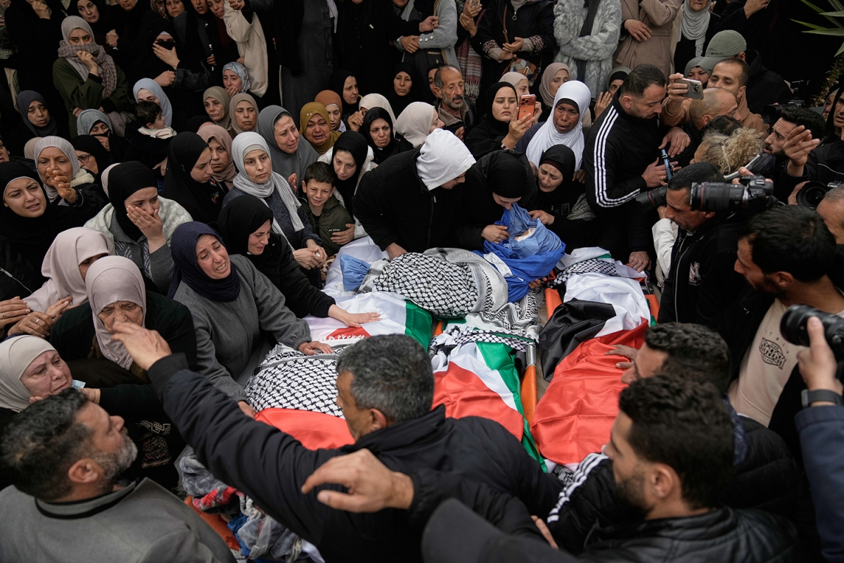 Lễ tang của 4 thành viên gia đình Odeh thiệt mạng khi chiếc xe của họ bị lực lượng an ninh Israel bắn trong một chiến dịch quân sự tại Tammun, khu Bờ Tây, ngày 15/3/2026. Ảnh: AP