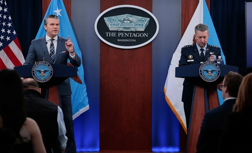 Bộ trưởng Quốc phòng Mỹ Pete Hegseth (bên trái) và Chủ tịch Hội đồng Tham mưu trưởng Liên quân, Tướng Dan Caine. Ảnh: Reuters