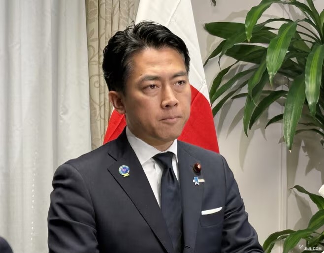 Bộ trưởng Quốc phòng Nhật Bản Koizumi Shinjiro tại họp báo. Ảnh: Jiji Press