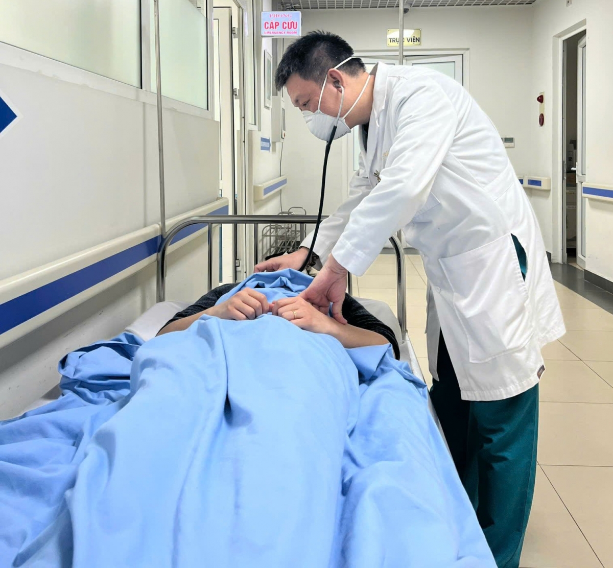 Để giảm tải cho các bệnh viện tuyến trên, BS. Nguyễn Đặng Khiêm - Trưởng khoa Cấp cứu, Bệnh viện Hữu nghị Việt - Xô cho rằng, cần nâng cao năng lực của hệ thống y tế cơ sở