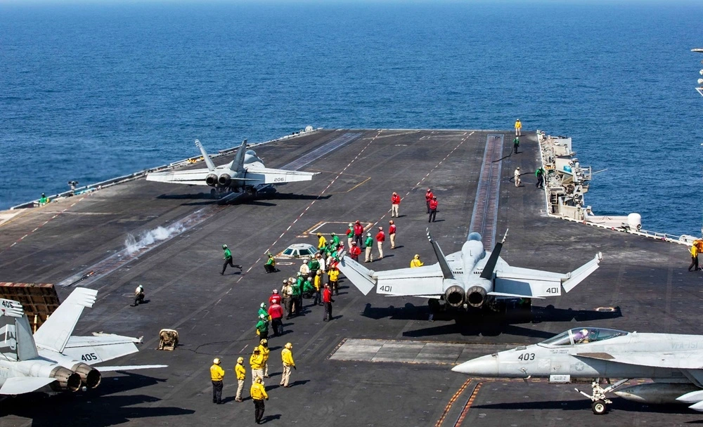 Các tiêm kích chuẩn bị cho chiến dịch Epic Fury trên tàu sân bay USS Abraham Lincoln trước khi bị Iran tấn công. Ảnh: AP