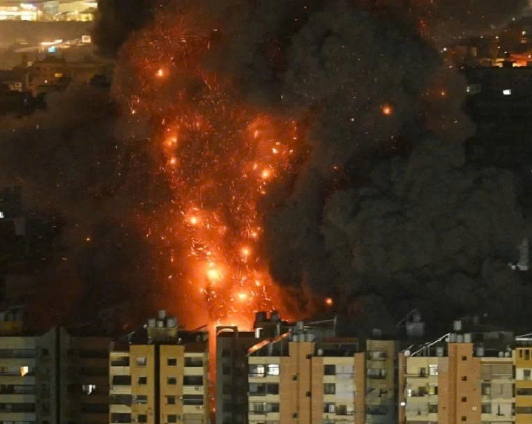 Một quả cầu lửa bốc lên từ địa điểm vừa trúng một cuộc không kích của Israel nhắm vào khu vực ngoại ô phía nam Beirut (Ảnh Guardian/Getty Images)