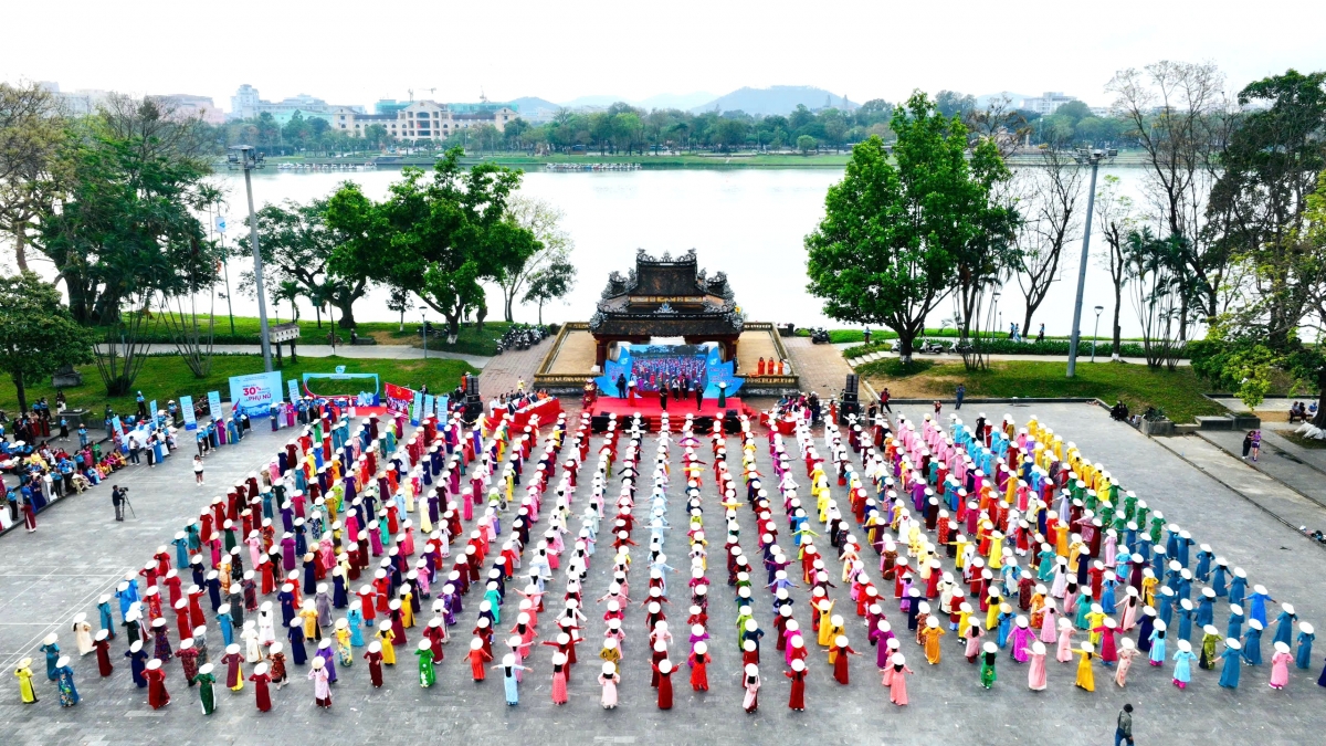 chuong_trinh_la_man_dong_dien_dan_vu_quy_mo_lon_tren_nen_cac_ca_khuc_xinh_tuoi_viet_nam_ngay_hoi_non_song_cua_phu_nu_thanh_pho_hue.jpg