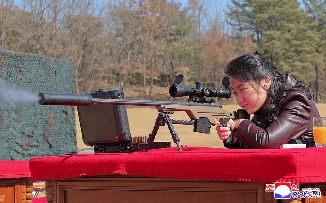 con gai Kim Jong Un, Kim Ju Ae, cam sung ban tia Trieu Tien, ngam ban sung Trieu Tien, vu khi Trieu Tien 2-2026 -kcna, reu.jpg