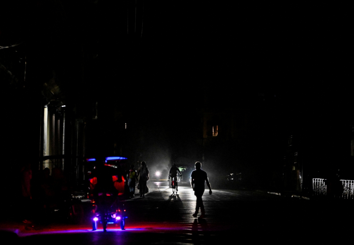 Đường phố thủ đô La Habana, Cuba chìm trong bóng tối do mất điện, ngày 21/3/2026. Ảnh: Reuters