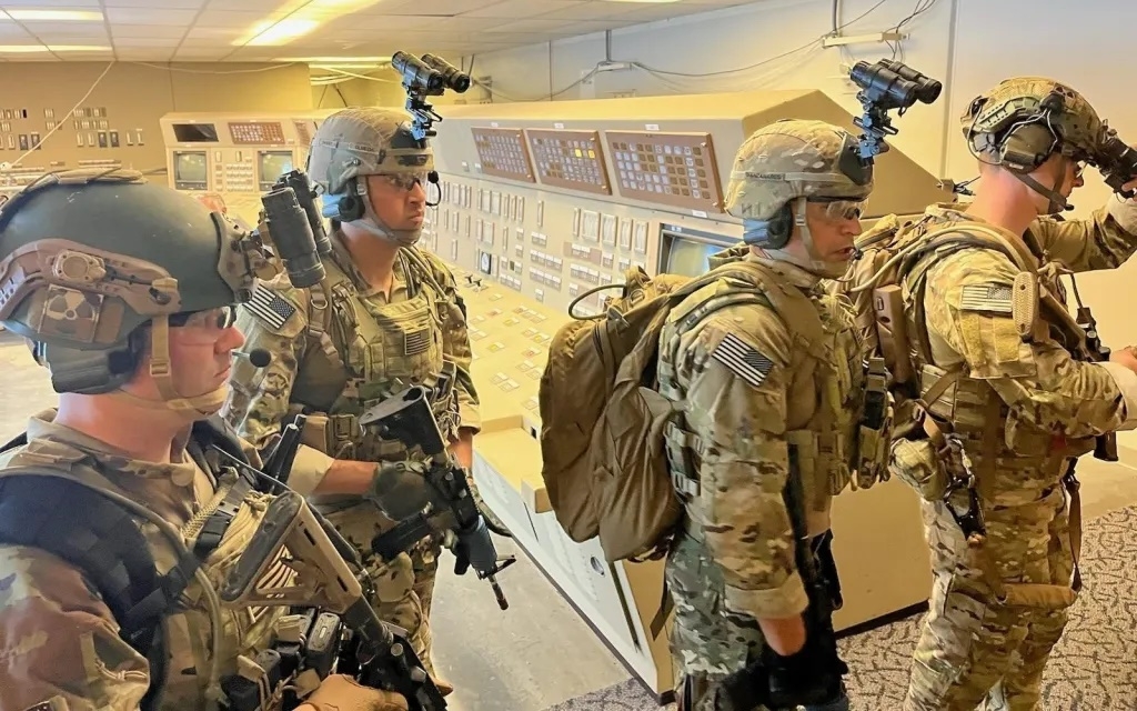 dac nhiem My, linh My dien tap trong nha may dien hat nhan, sung My -luc quan My.jpg