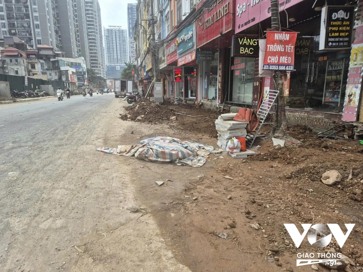 Mặt đường chưa hoàn thiện, công trường dang dở trở thành nỗi ám ảnh thường trực của người dân sinh sống và kinh doanh hai bên tuyến phố