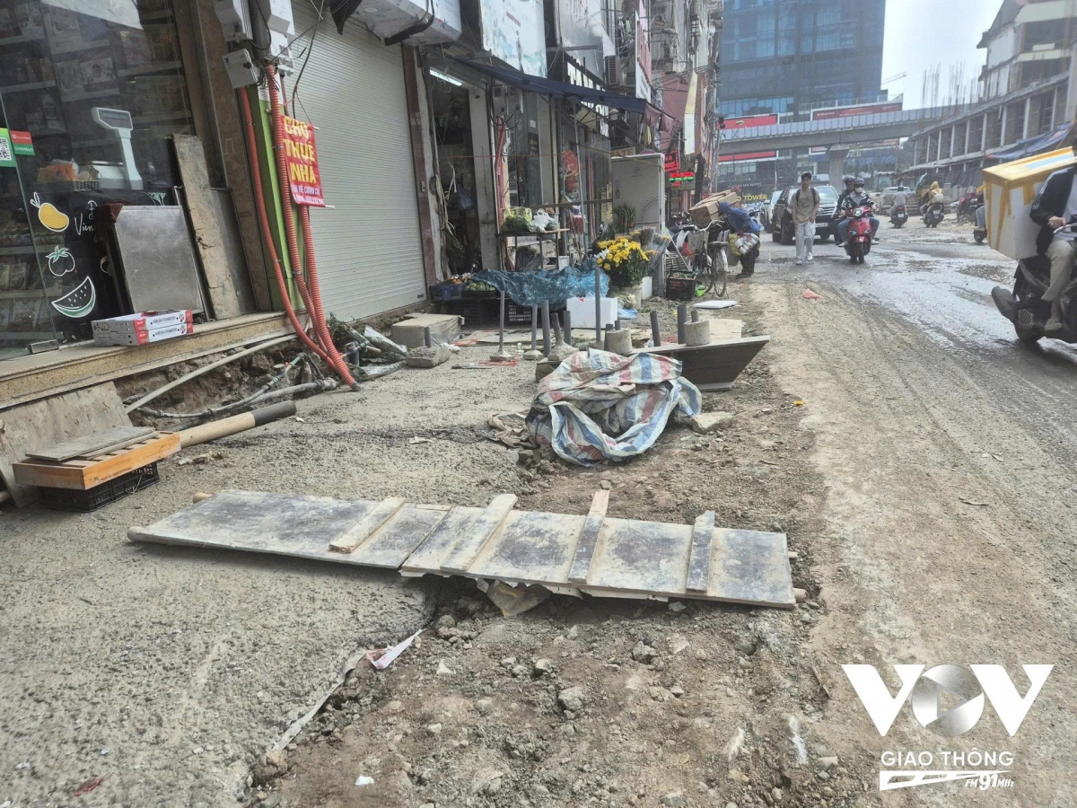 Để khắc phục tạm thời, nhiều hộ dân phải tự chế lối đi bằng ván gỗ hoặc đặt những tấm thép dày làm cầu dẫn