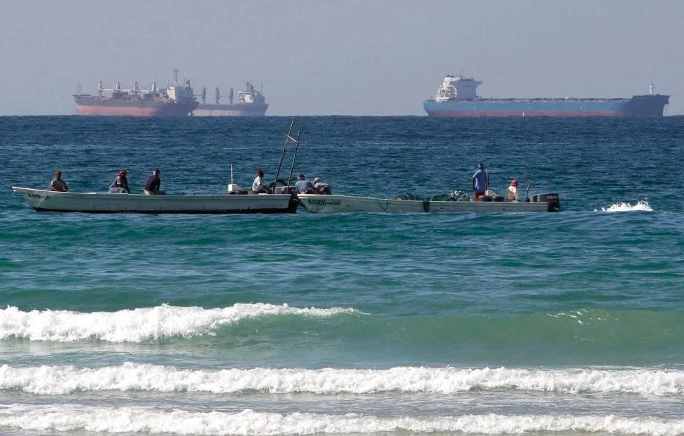 Tàu thuyền qua eo biển Hormuz (Ảnh: AP)
