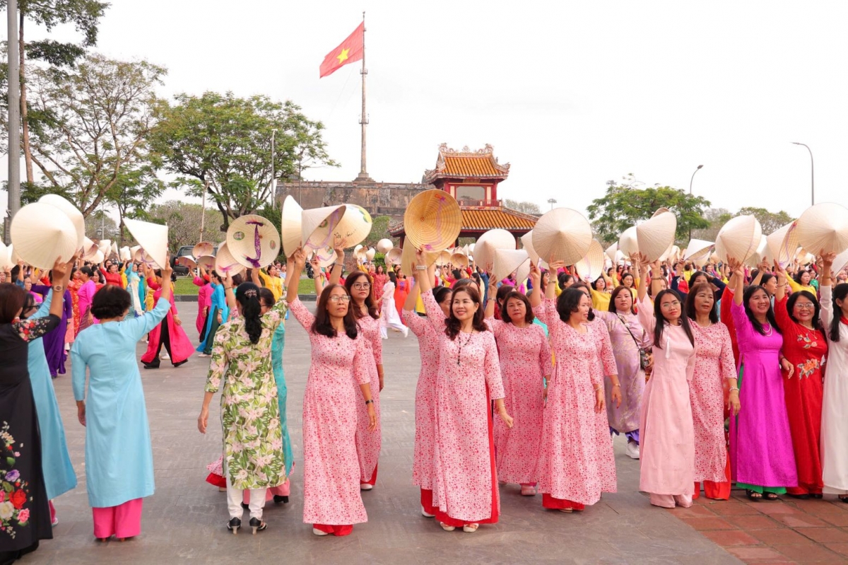 hang_tram_hoi_vien_phu_nu_hue_trong_trang_phuc_truyen_thong.jpg