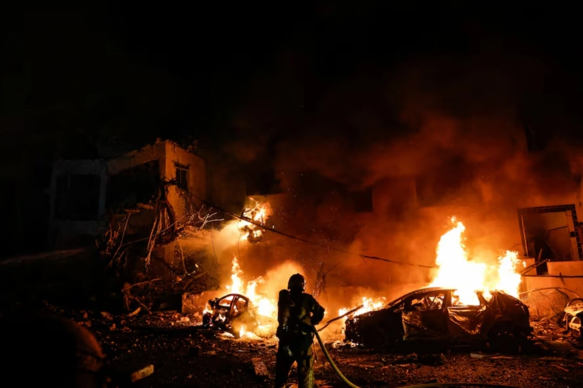 Hiện trường một vụ va chạm sau khi Iran phóng tên lửa vào Tel Aviv, Israel, ngày 28/2/20226. Ảnh: Reuters