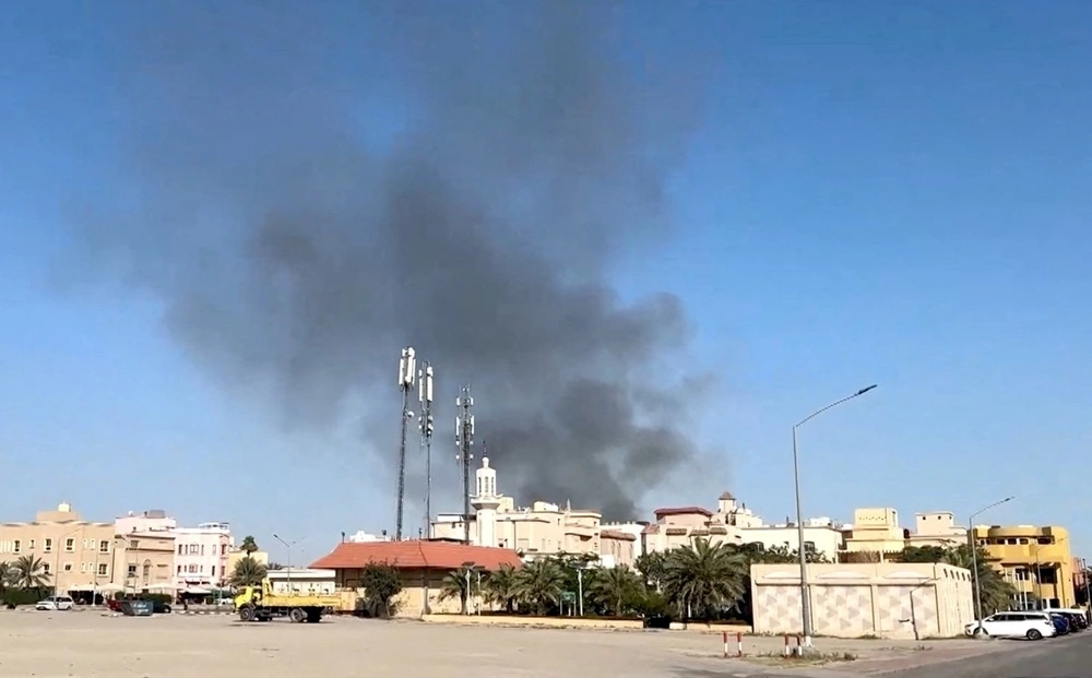 Iran tấn công Đại sứ quán Mỹ tại Bayan, Kuwai. Ảnh: Reuters