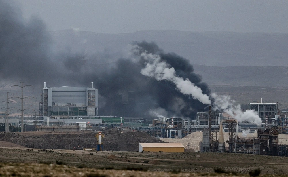 Iran tấn công tên lửa vào miền Nam Israel. Ảnh: Reuters