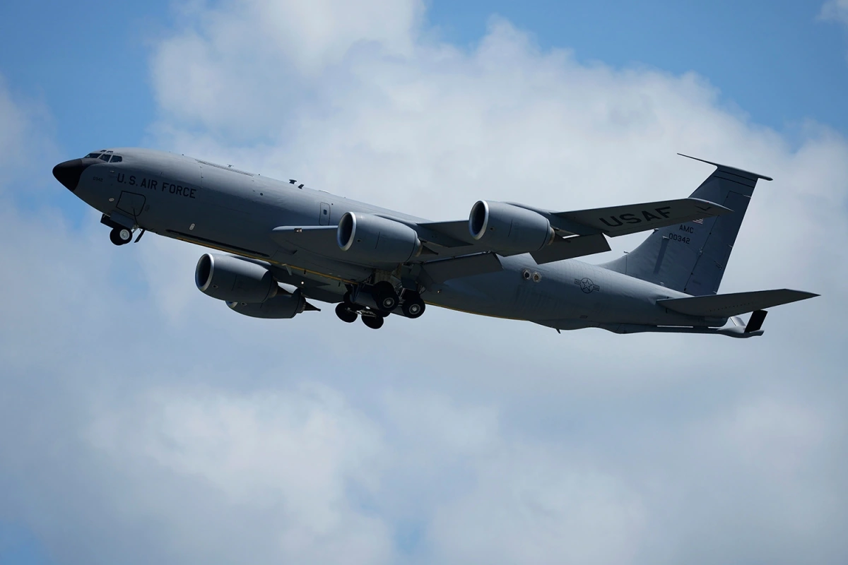 Máy bay tiếp dầu KC-135 Stratotanker của Không quân Mỹ cất cánh từ căn cứ không quân Kadena ở Nhật Bản, ngày 30/8/2023. Ảnh: AP