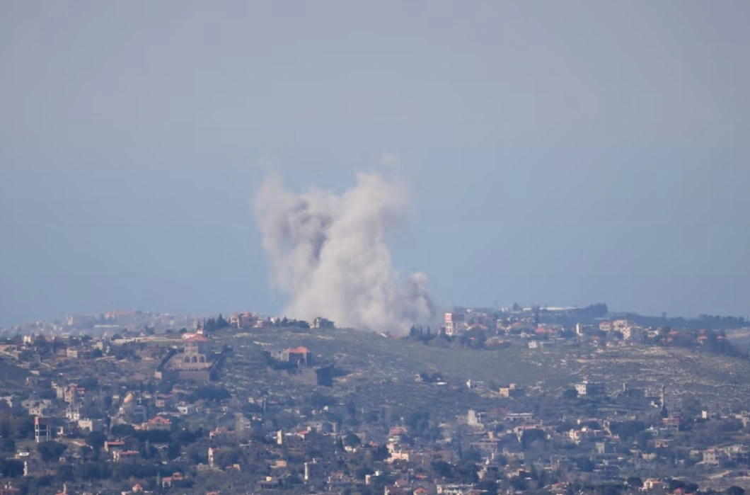 Khói và bụi cuộn lên sau các vụ nổ tại Lebanon trong lúc lực lượng Hezbollah giao tranh với Israel. Ảnh: Reuters
