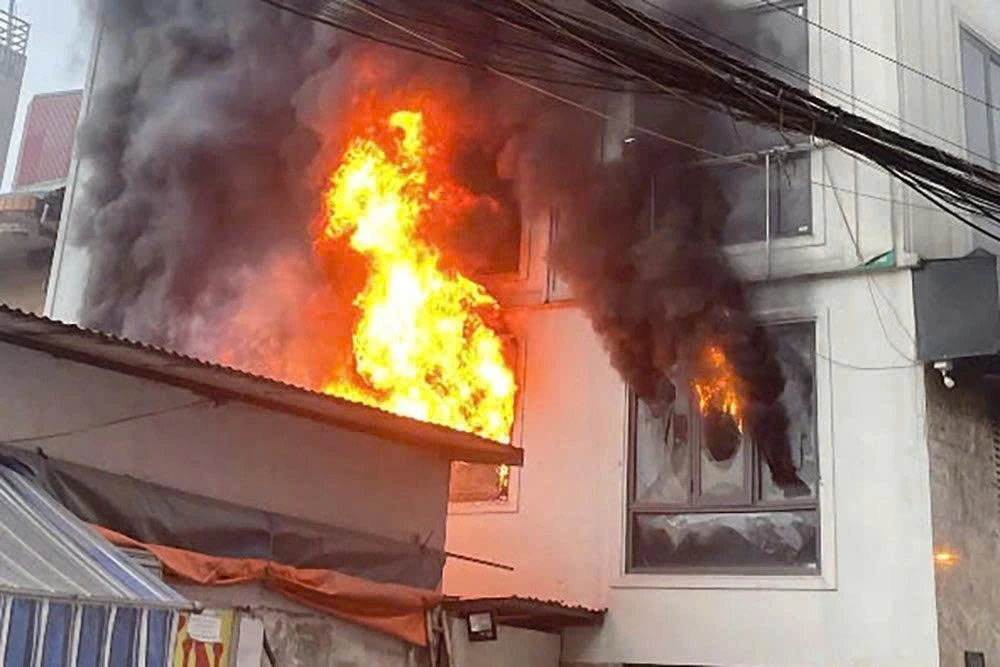 Vụ cháy xảy ra tại nhà dân số 3, ngõ 218 đường Lĩnh Nam (phường Hoàng Mai)