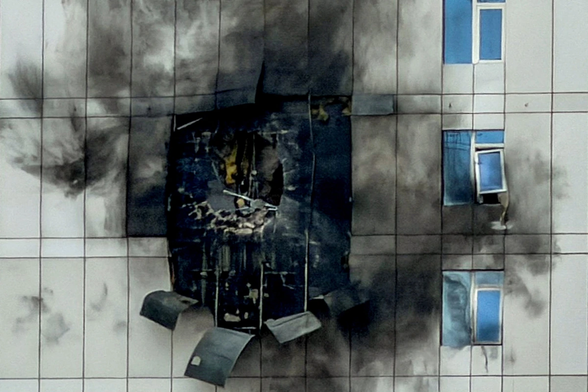 Một tòa nhà bị hư hại sau cuộc tấn công bằng UAV của Iran vào khu vực Juffair, thủ đô Manama, Bahrain, ngày 1/3/2026. Ảnh: Reuters