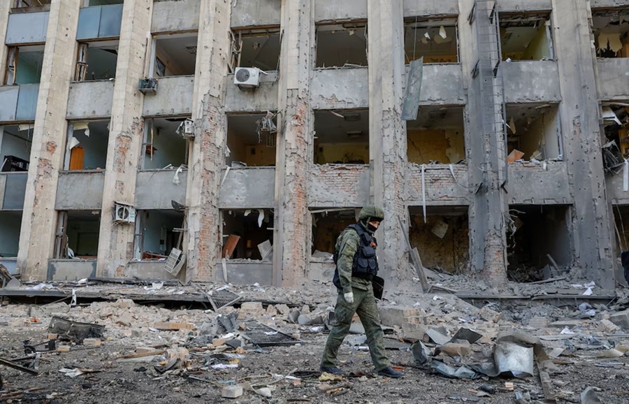 Một tòa nhà bị trúng đạn pháo trong cuộc xung đột Ukraine-Nga ở vùng Donetsk do Nga kiểm soát. Ảnh: Reuters