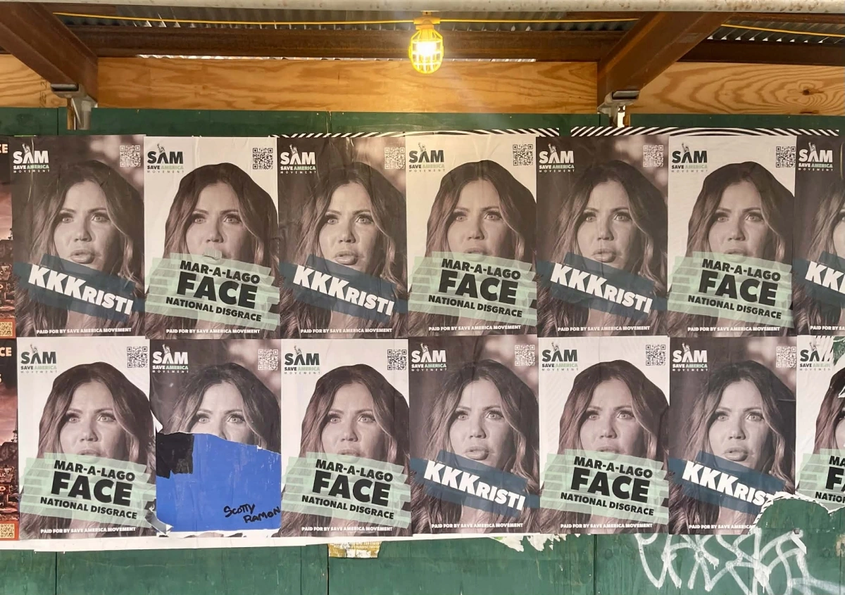 Hình ảnh phản đối bà Noem trên đường phố Washington