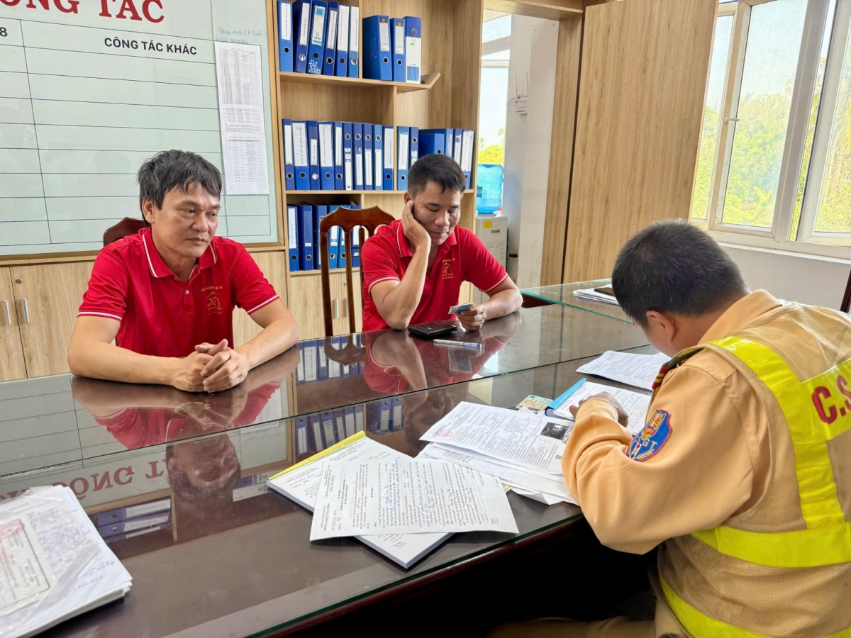 phong_canh_sat_giao_thong_cong_an_thanh_pho_hue_da_lap_bien_ban_xu_ly_xe_vi_pham.jpg