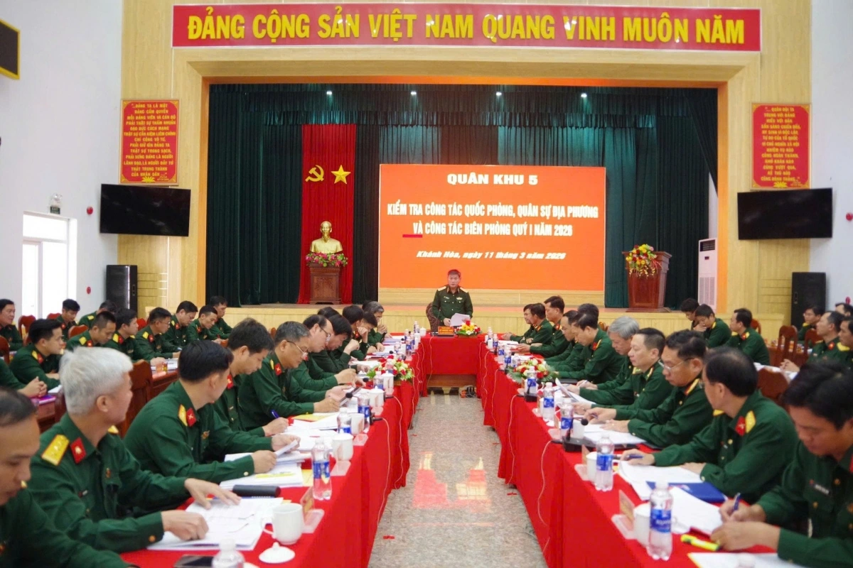 Đoàn công tác của Quân khu 5  kiểm tra kết quả thực hiện nhiệm vụ quốc phòng, quân sự địa phương và công tác biên phòng tại Bộ Chỉ huy Quân sự tỉnh Khánh Hòa.