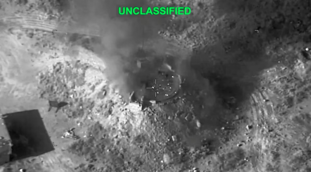 Một tòa nhà công nghiệp và một xe bồn chở nhiên liệu của Israel bốc cháy vì bị trúng mảnh vỡ từ tên lửa Iran tại Haifa, Israel, ngày 30/3. Ảnh: Reuters