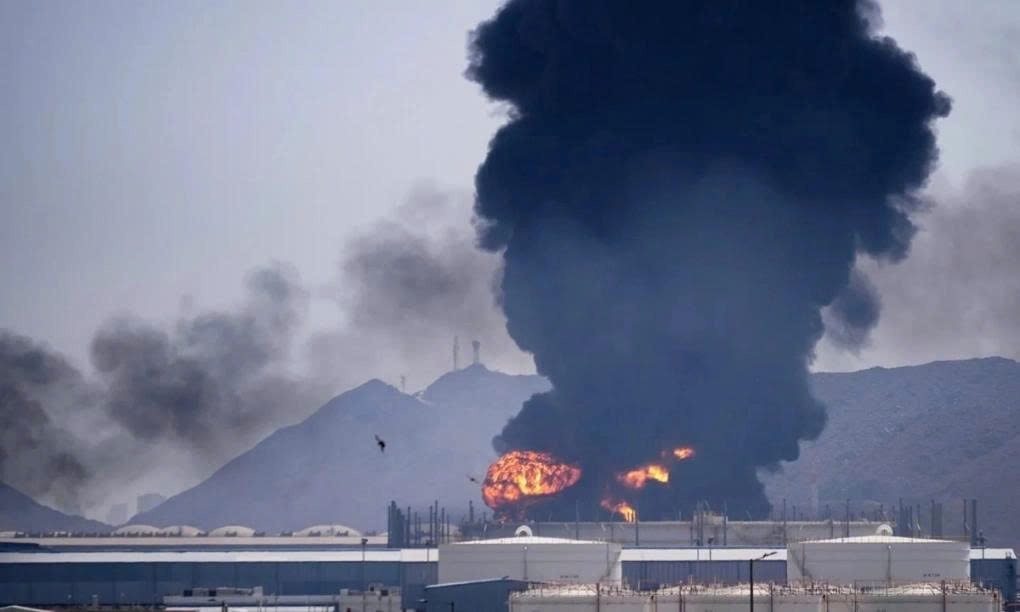 Khói lửa bốc lên sau khi mảnh vỡ từ một máy bay không người lái Iran bị đánh chặn rơi trúng cơ sở dầu mỏ ở Fujairah, UAE, hôm 14/3 (Ảnh: AP)