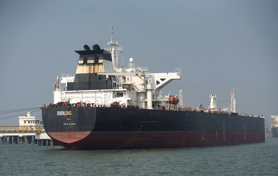 Tàu chở dầu Shenlong Suezmax mang cờ Liberia cập cảng Mumbai, Ấn Độ, sau khi đi qua eo biển Hormuz hôm 12/3. Ảnh: Reuters