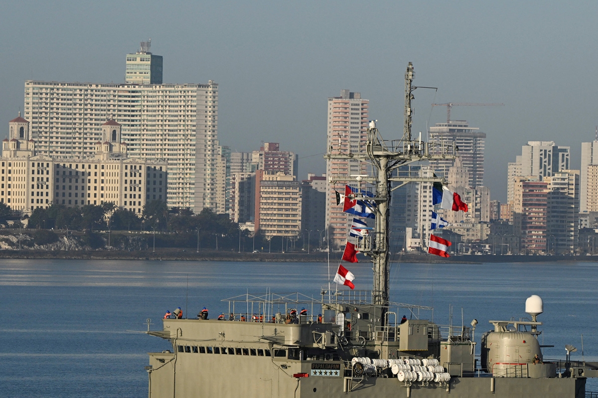 Tàu ARM Papaloapan treo cờ Mexico, chở hàng viện trợ nhân đạo, tiến vào vịnh Havana, ngày 28/2/2026. Ảnh: Reuters