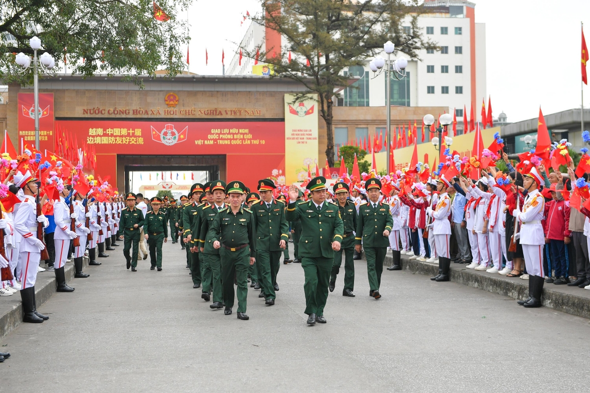 tong_duyet_giao_luu_huu_nghi_quoc_phong_bien_gioi_viet_nam_-_trung_quoc_8.jpg