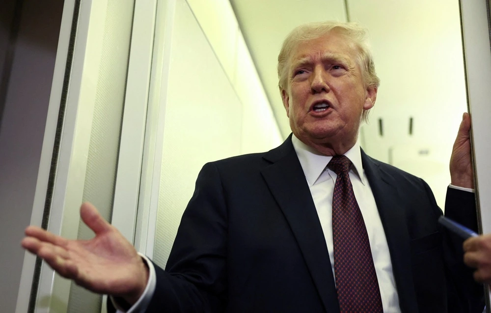 Tổng thống Mỹ Donald Trump phát biểu trước các phóng viên trên chuyên cơ Air Force One. Ảnh: Reuters