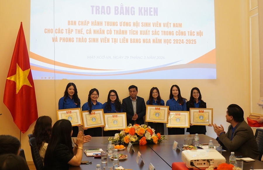 Trao bằng khen của Ban chấp hành Trung ương Hội Sinh viên Việt Nam cho các tập thể và cá nhân có thành tích xuất sắc