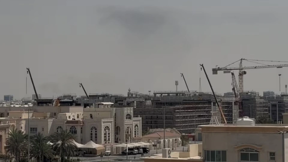 Khói bốc lên trên bầu trời tại Abu Dhabi, United Arab Emirates ngày 28/2/2026 sau khi có thông tin về các vụ nổ, tiếp sau các cuộc tấn công của Mỹ và Israel nhằm vào Iran. Ảnh: Reuters