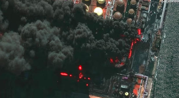 Khói bốc lên từ cảng Ust-Luga thuộc vùng Baltic của Nga sau một cuộc tấn công của Ukraine, tại Ust-Luga, tỉnh Leningrad, Nga ngày 27/3/2026. Ảnh: Reuters